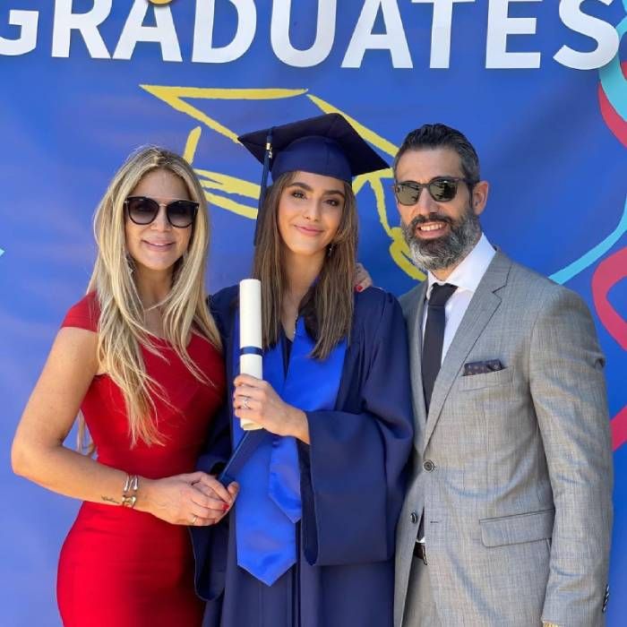 Fernando Sanz e Ingrid Asensio con su hija