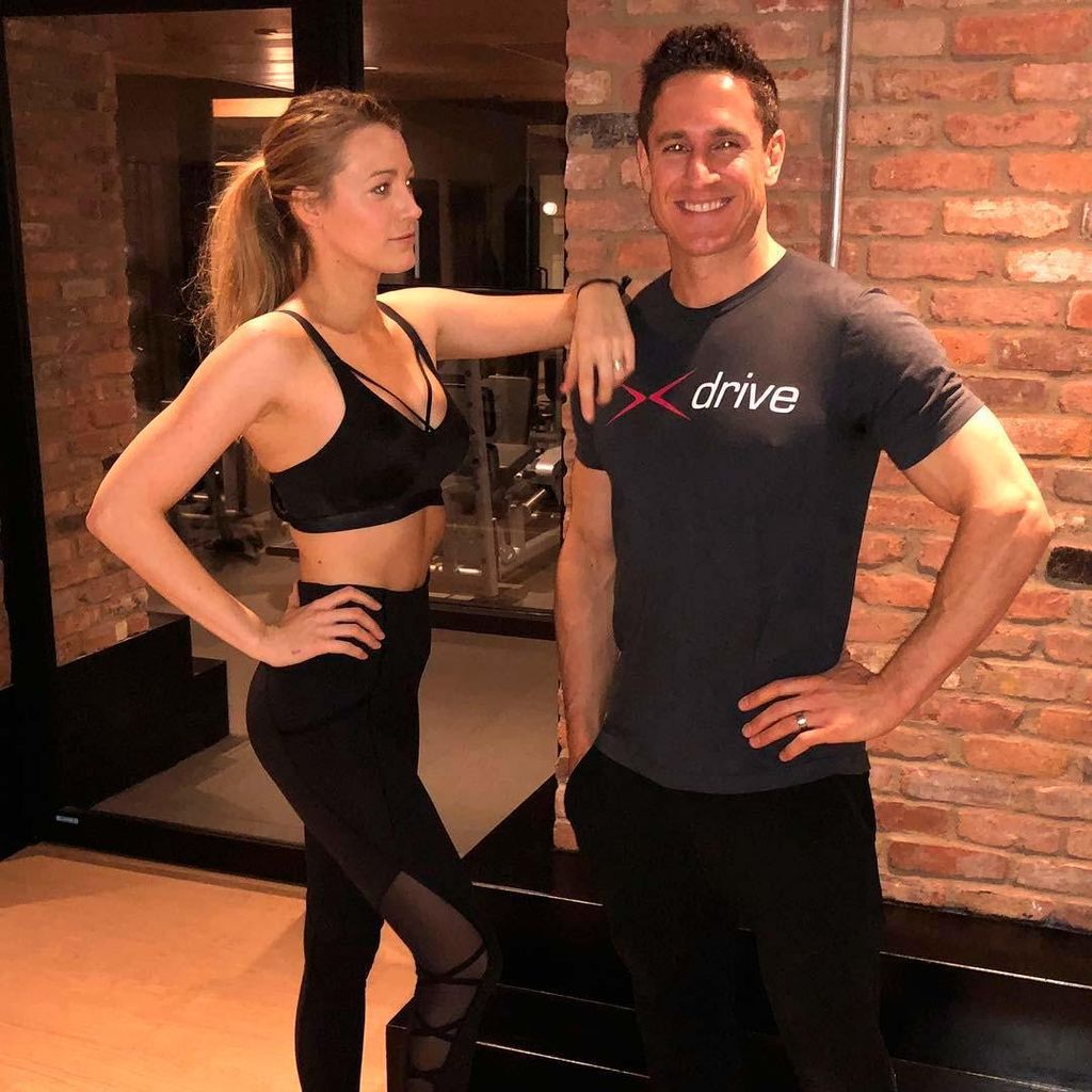 blake lively posa con su entrenador durante su workout