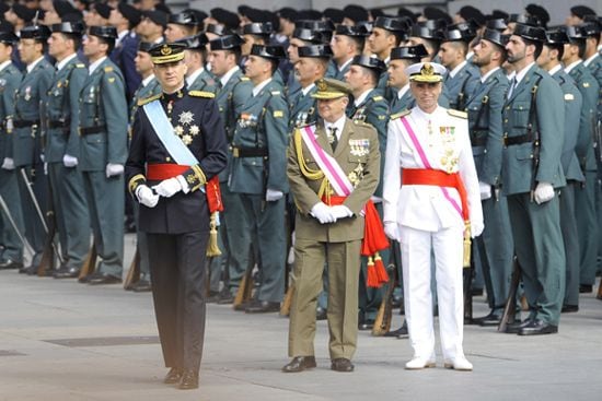 Guerrera azul con tirilla y puños blancos; pantalón azul; zapatos y calcetines negros; guantes blancos, gorra de plato azul; faja de Capitán General y condecoraciones forman el uniforme de gran etiqueta del Ejército de Tierra que ha lucido Felipe VI