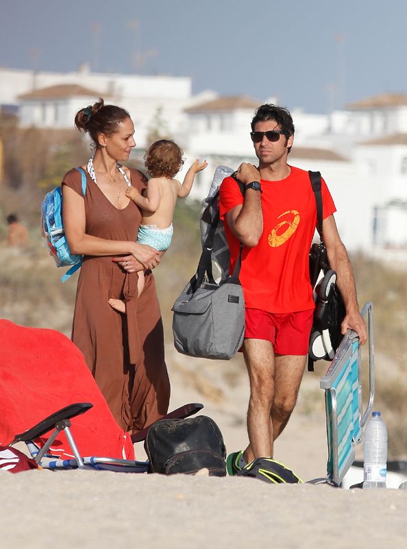 ¡Con la casa a cuestas! Eva González y Cayetano en la playa