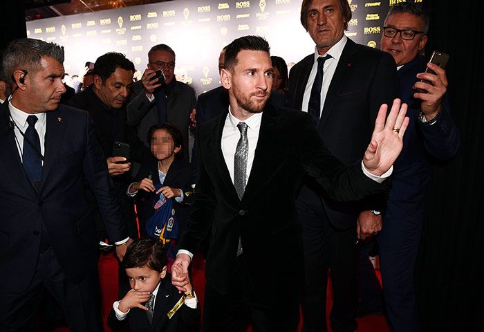 Leo Messi recibe el Balón de Oro ante el orgullo de su familia