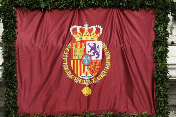 Se ha aprobado la creación del Guión y Estandarte de Su Alteza Real la Princesa de Asturias, que regulará su uso en los espacios y lugares públicos presididos por la Princesa de Asturias, similar al que en su día lo reguló respecto al Príncipe de Asturias. En la imagen, el escudo de armas de Felipe VI, Rey de España, que incluye el Toisón de oro
