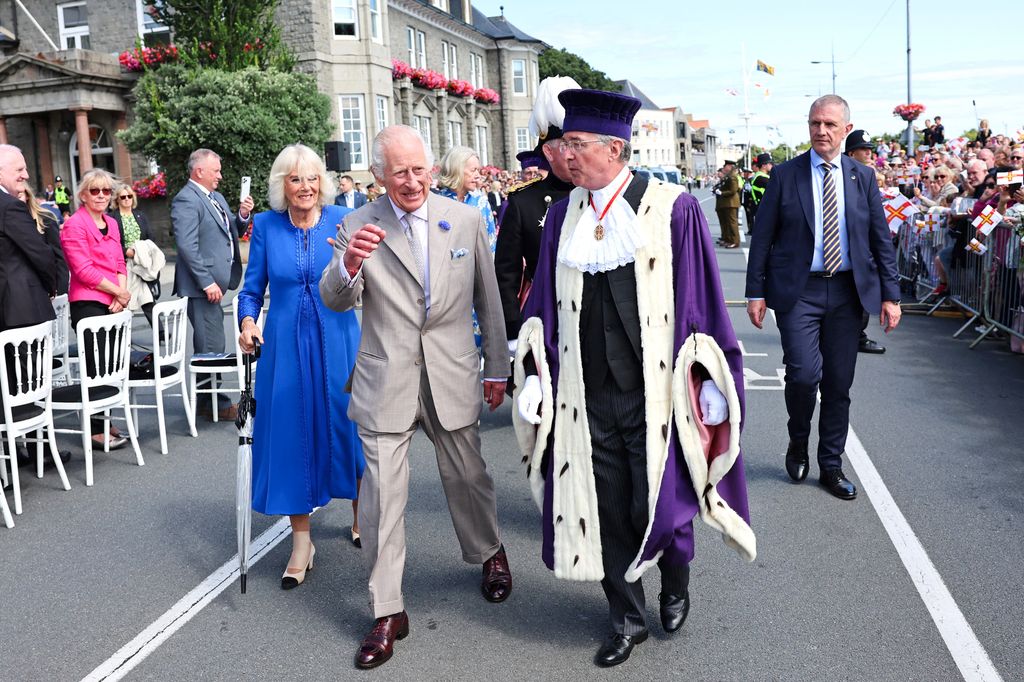 Reyes Carlos y Camilla en las islas del canal de la Mancha en julio de 2024