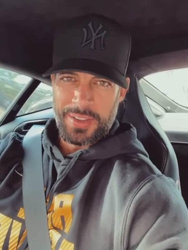 William Levy felicitando a Mercedes Milá 