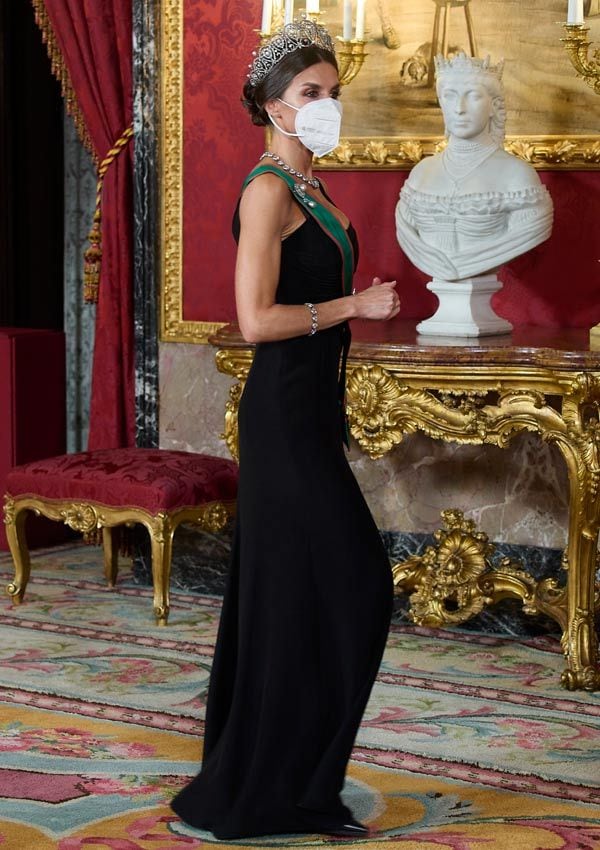 reina letizia con vestido terciopelo