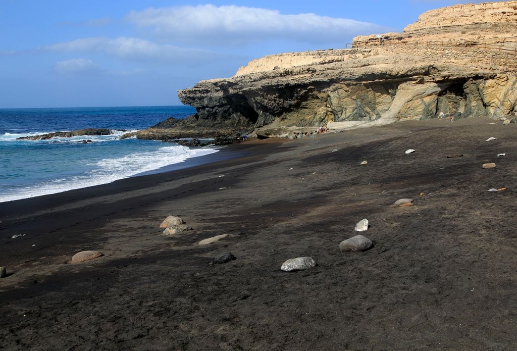 Playa de arena negra en Fuerventura