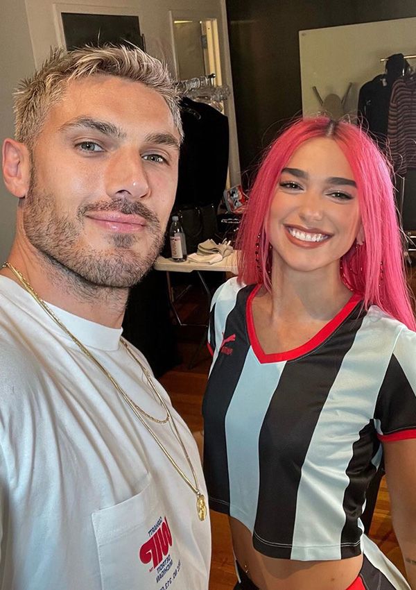 Chris Appleton y Dua Lipa con pelo rosa