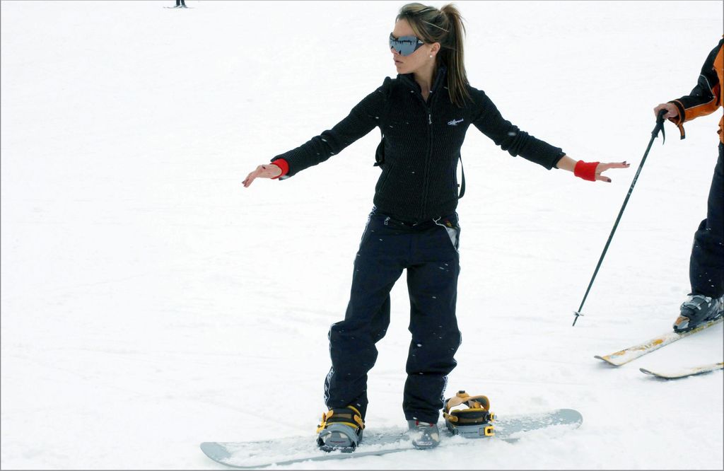 Sobre estas líneas, Victoria Beckham durante unas vacaciones de invierno en los Alpes franceses. La cantante lleva unas Dior Sky, que fueron tendencia durante la década de los 2000