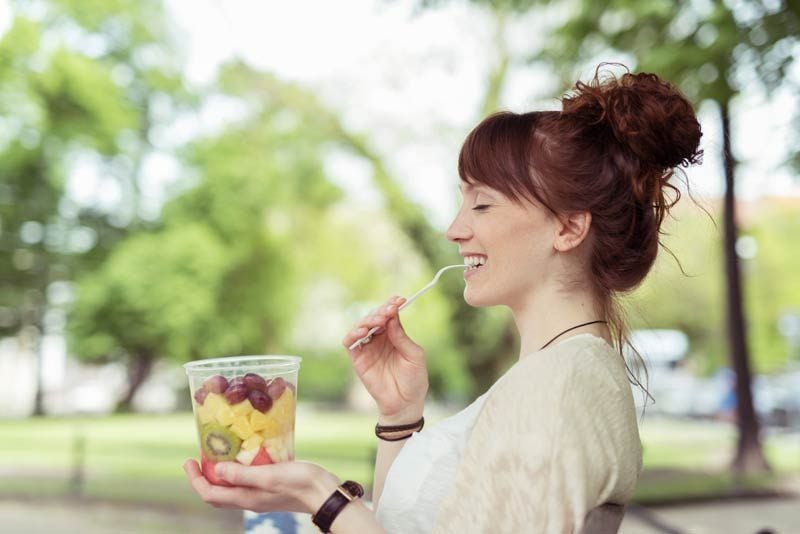 mujer fruta