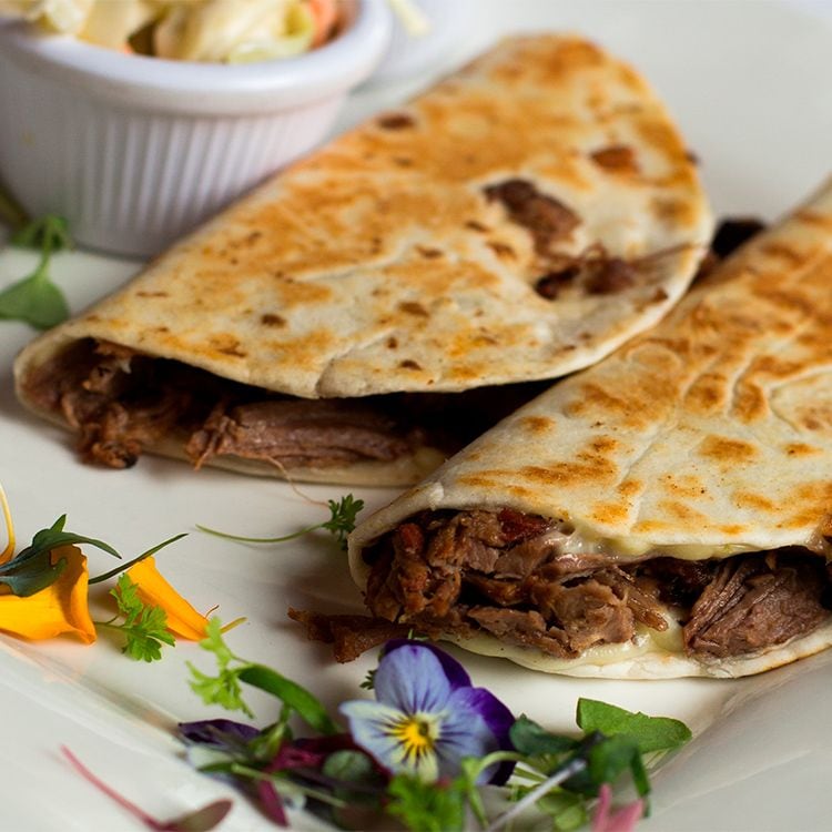 Tacos de 'brisket' con queso y ensalada de col