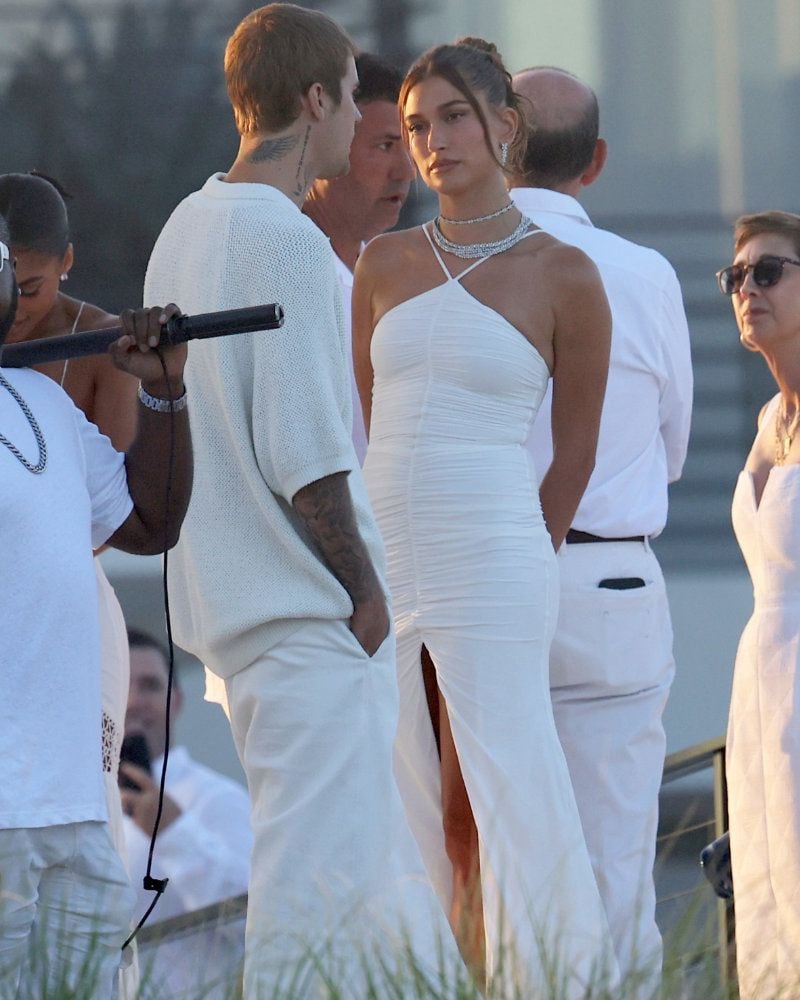 hailey beber look blanco