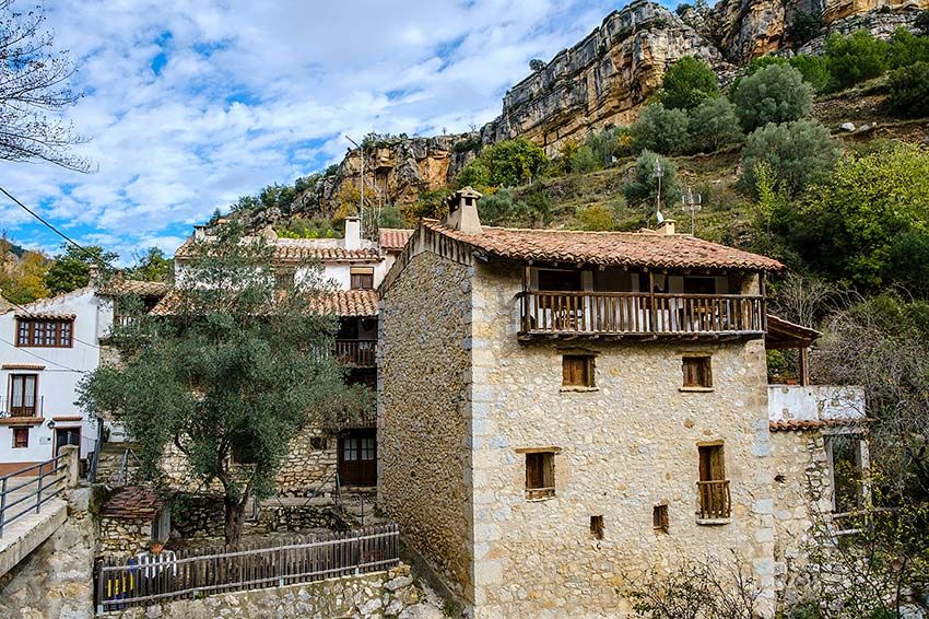 15vallibonacasas tradicionales en una calle de la localidad