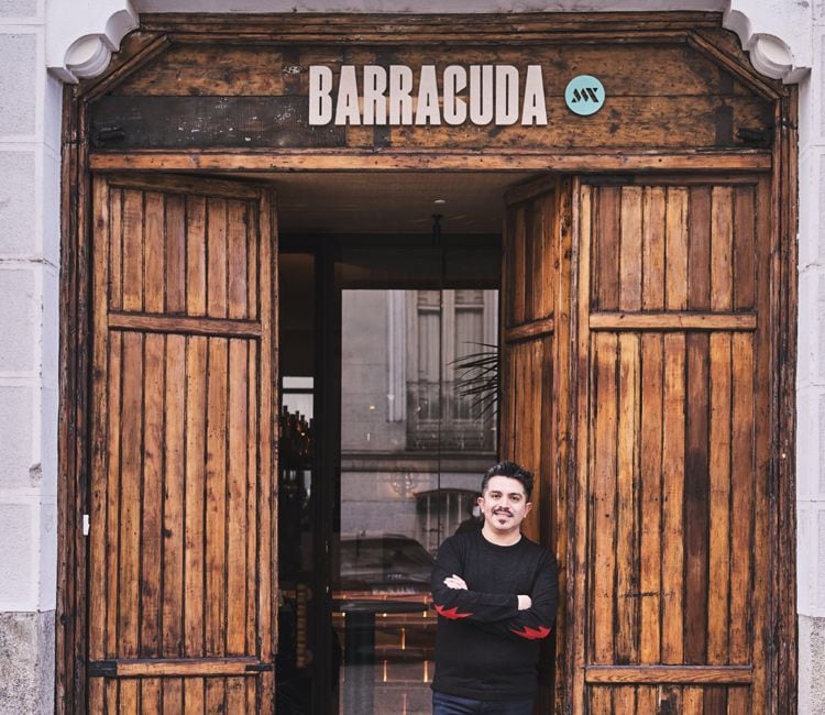 Roberto Ruíz en la puerta de Barracuda MX