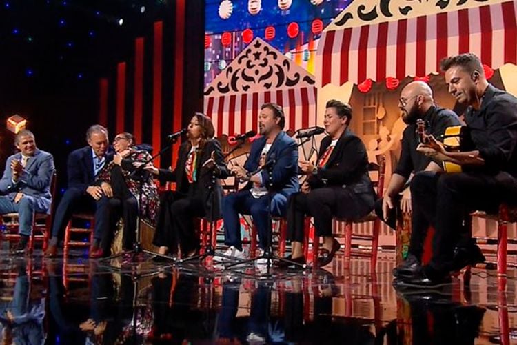 María del Monte con un grupo de cantantes