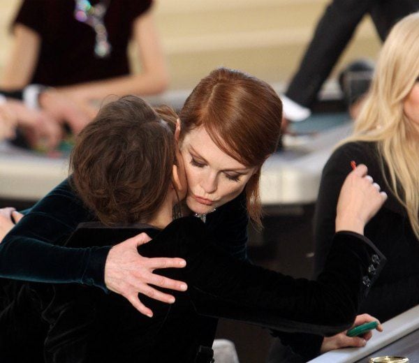 Un momento mágico: el abrazo entre Julianne Moore y Kristen Stewart, madre e hija en la película 'Still Alice'.
