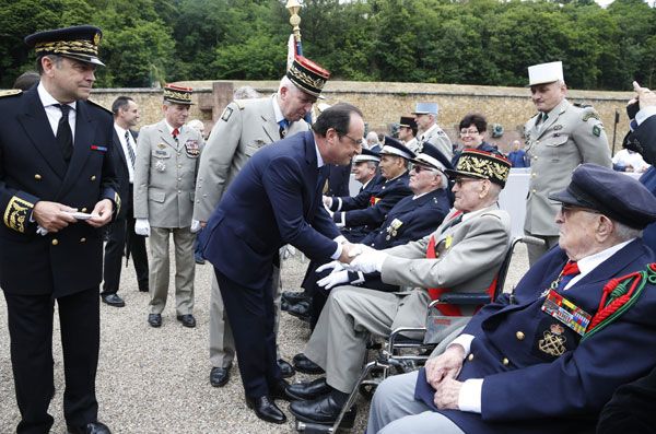 Aunque estuvi en la tribuna de los familiares, no fue recibida por el presidente. Gayet se mantuvo en un segundo plano mientras Hollande daba la mano a los resistentes
