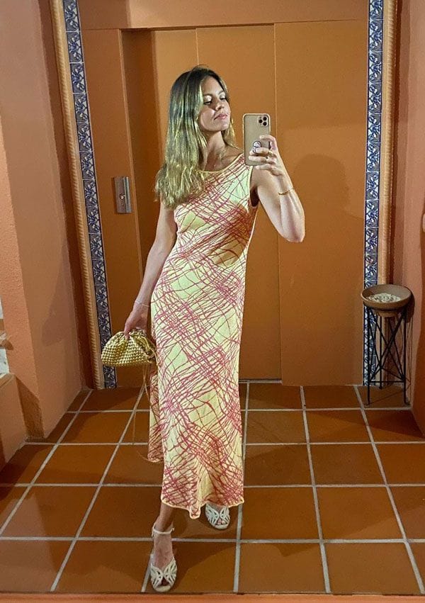 Isabelle Junot con vestido de punto estampado de Clea Stuart