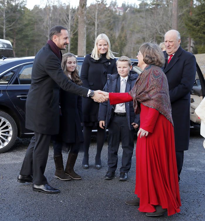 La Familia Real noruega a su llegada al servicio religioso de Navidad en Holmenkollen
