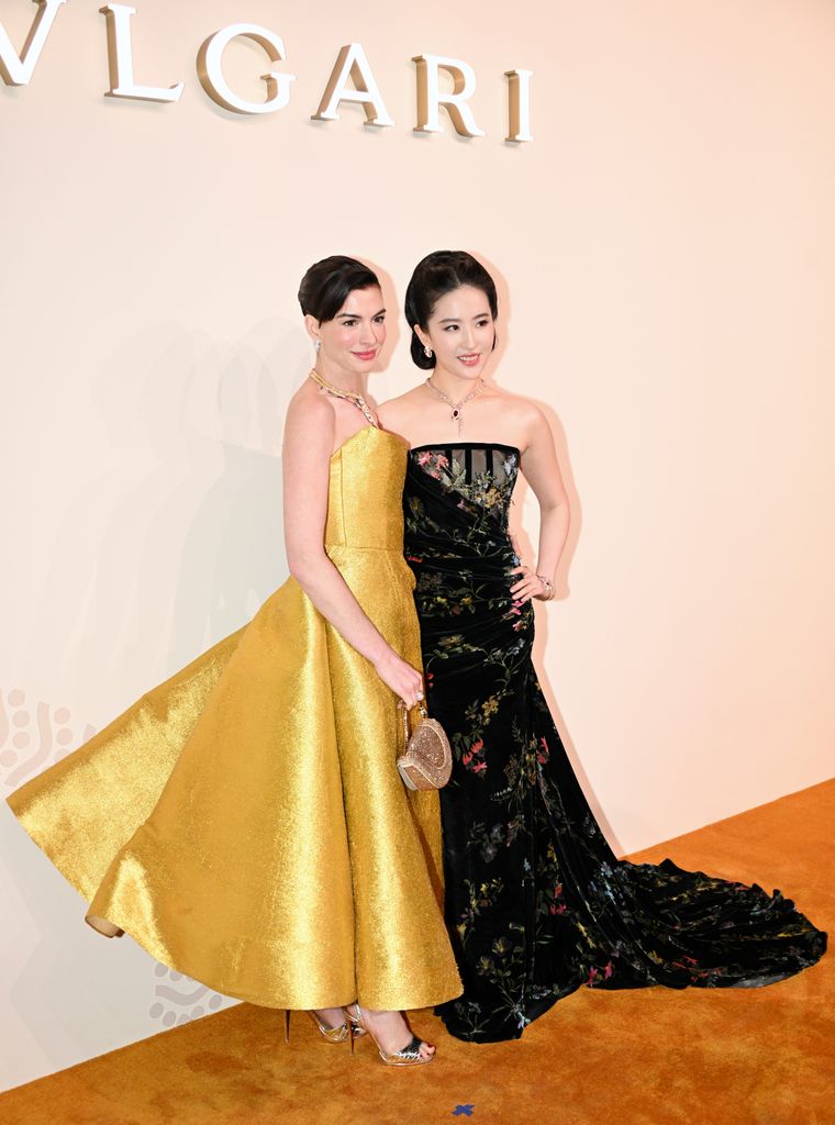 Anne Hathaway en Shanghái con vestido de Oscar de la Renta