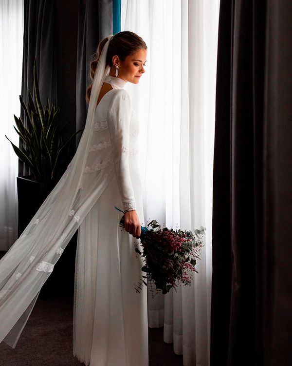 Vestido de novia con capa y bordados