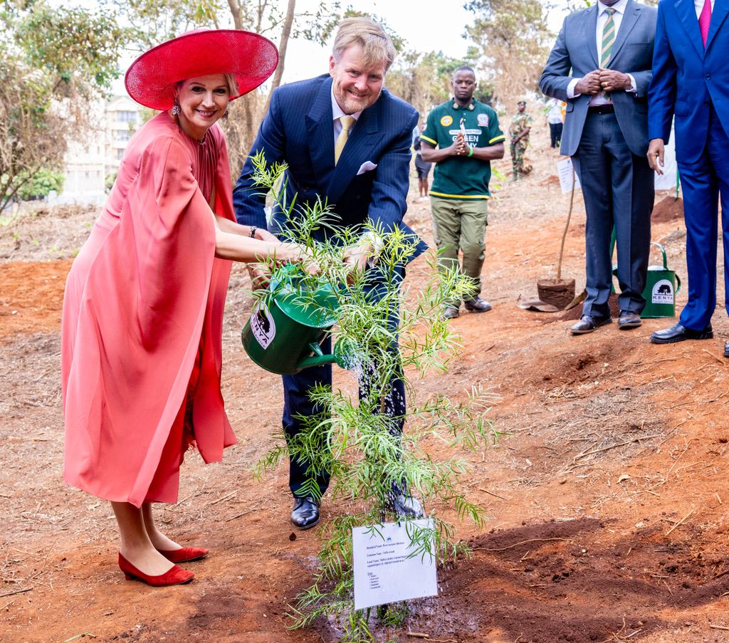 Máxima causa sensación en Nairobi con un abrigo étnico que compró en 2007 y pendientes españoles