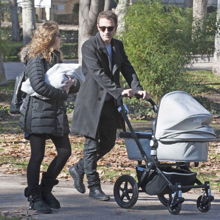 El primer paseo de Silvia Abascal y Xabier Murua con su pequeña Leona