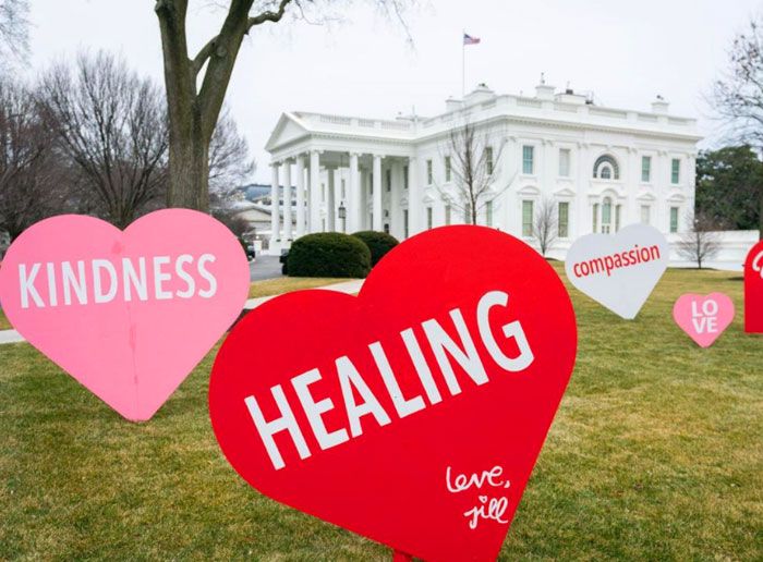 Corazones con mensaje en la Casa Blanca por San Valentín