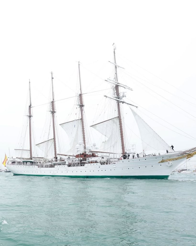 Los reyes y la princesa Leonor en la salida de Elcano