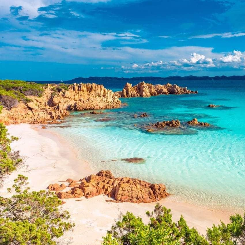 Playa de arena rosa en la isla de Budelli, archipiélago de Maddalena.