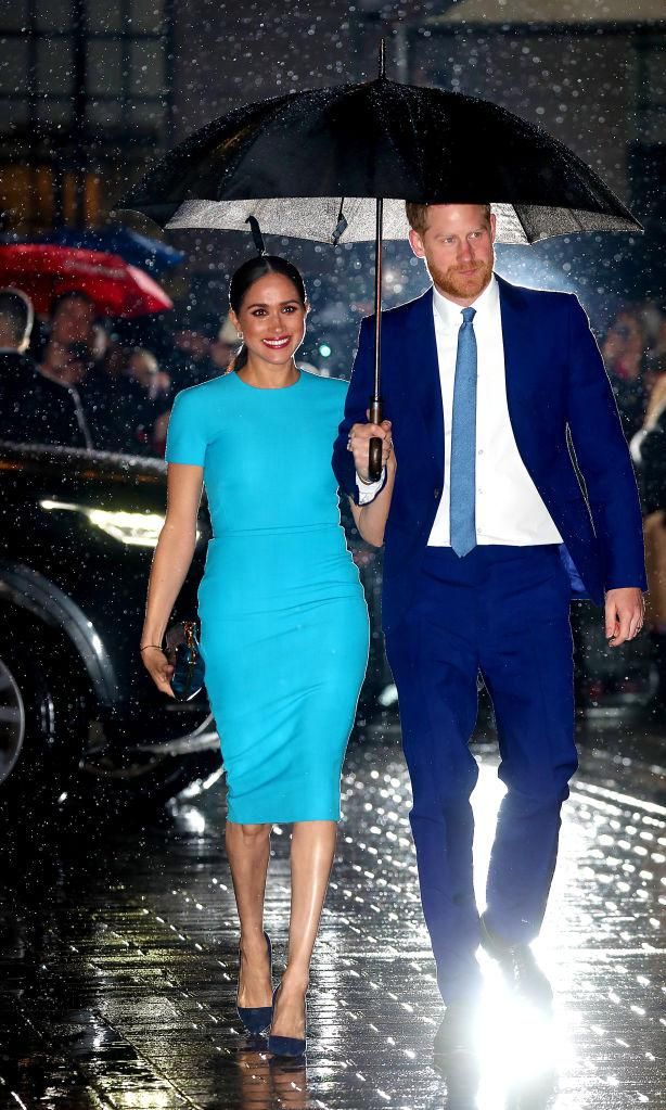 Meghan Markle con vestido azul y príncipe Harry