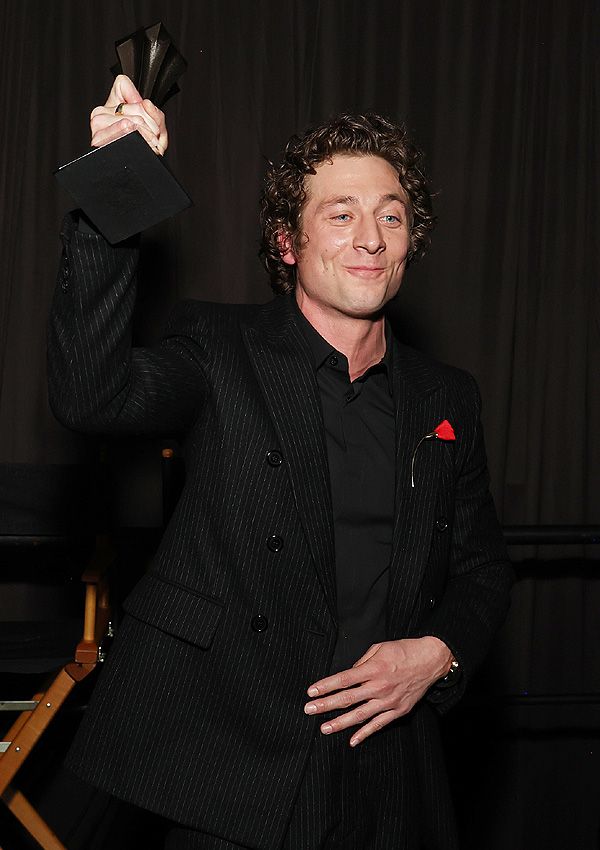 Jeremy Allen White con su premio a mejor actor 