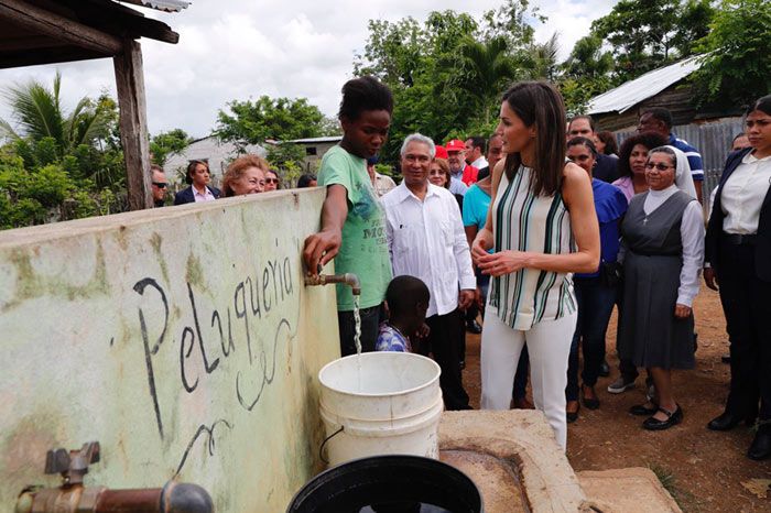 Letizia en su primer día de viaje de cooperación en República Dominicana