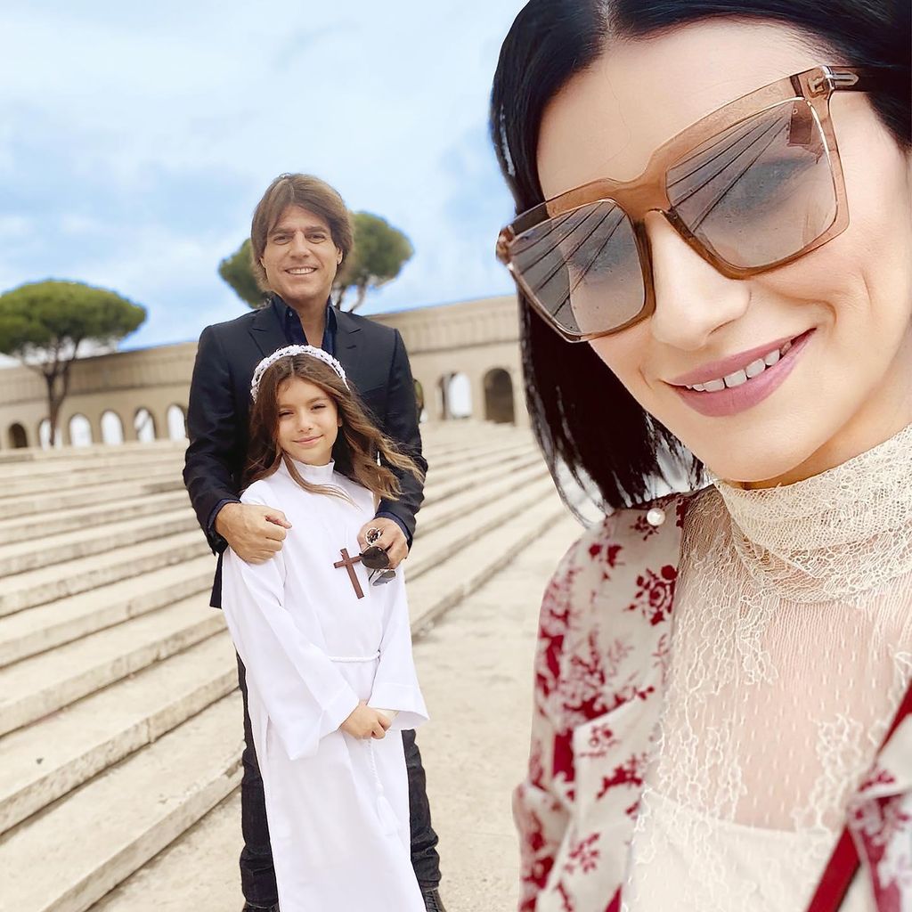 Laura Pausini en la celebración por la Primera Comunión de su hija Paola