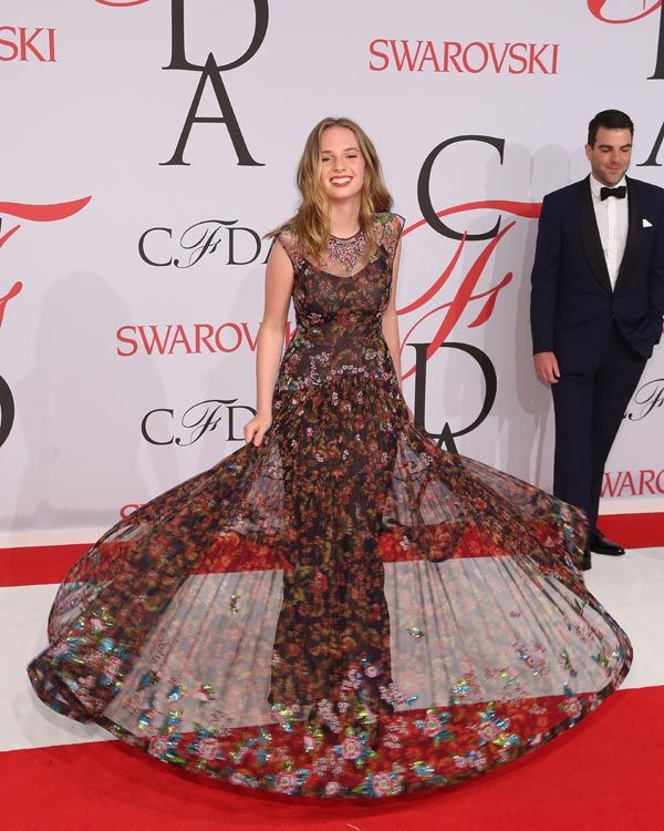 Como una moderna Cenicienta, Maya estaba así de feliz mostrando el vuelo de su vaporoso vestido de Zac Posen
