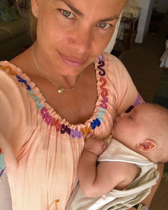 Carla Goyanes publica el primer 'selfie' con su tercer hijo