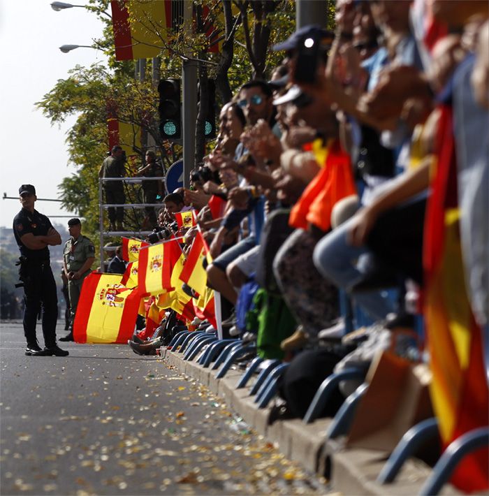 Desfile por las calles de Madrid en el Día del Pilar