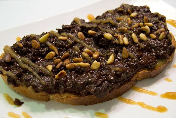 La morcilla es uno de los productos característicos de la gastronomía leonesa. En Rúa 11 la sirven sobre una tosta de pan rústico con compota de manzana y piñones tostados. ¡Delicioso! Foto: www.rua11.es
