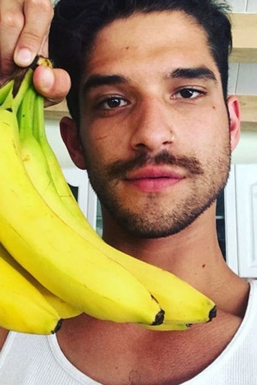 Tyler Posey presume de bigote en Instagram