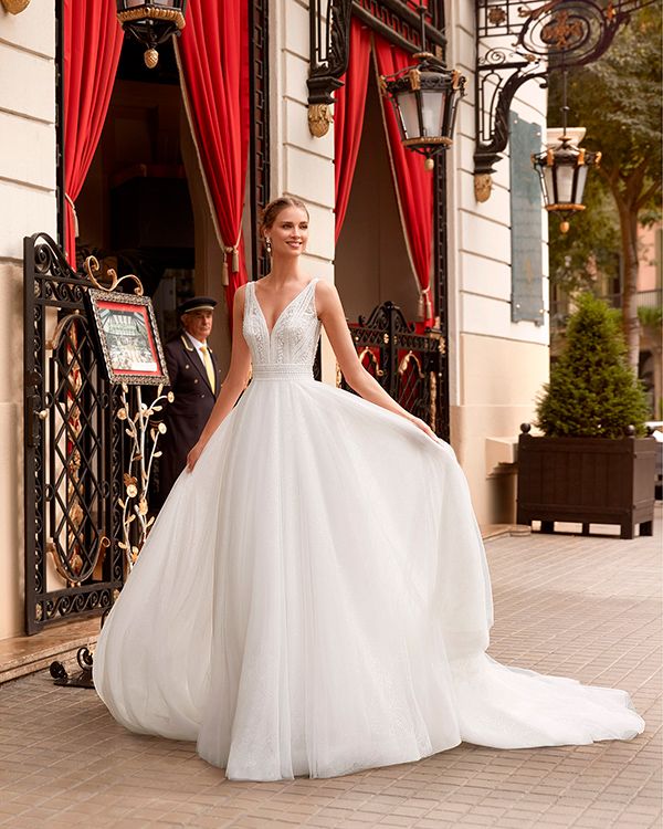 Vestido de novia con tirantes y falda de tul con volumen de Aire Barcelona