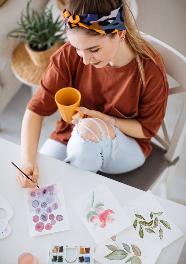 chica-pintando