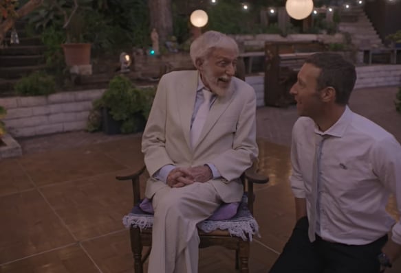 Dick Van Dyke rodeado de su familia en el videoclip de Coldplay 'All My Love'