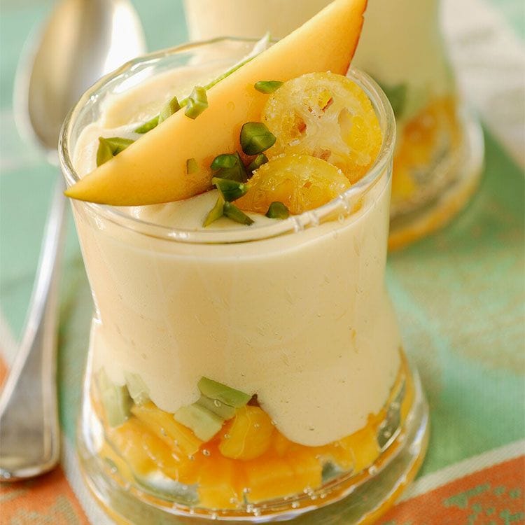 'Mousse' de mango con ciruela y 'kumquat'