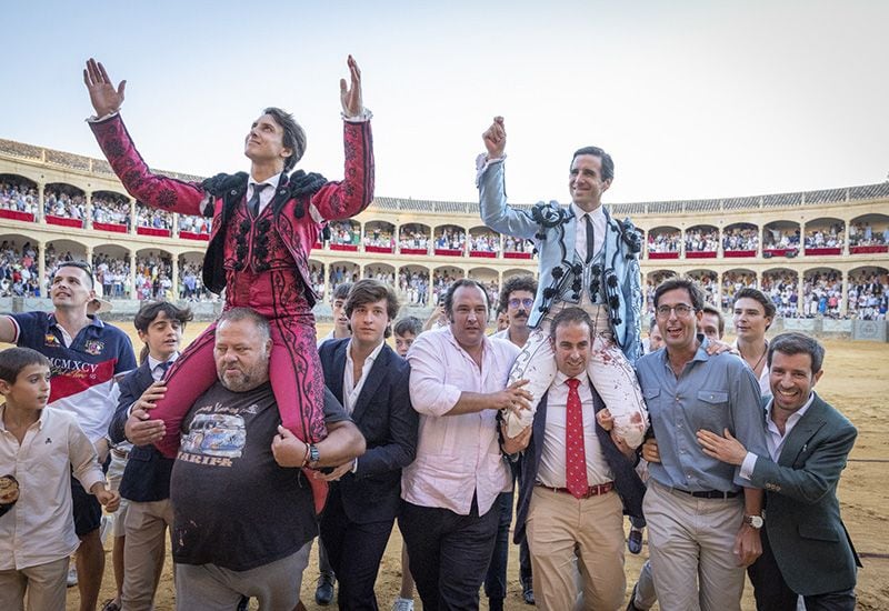 El temple de Ortega y la rotundidad de Roca Rey triunfan en Ronda al cortar dos orejas cada uno