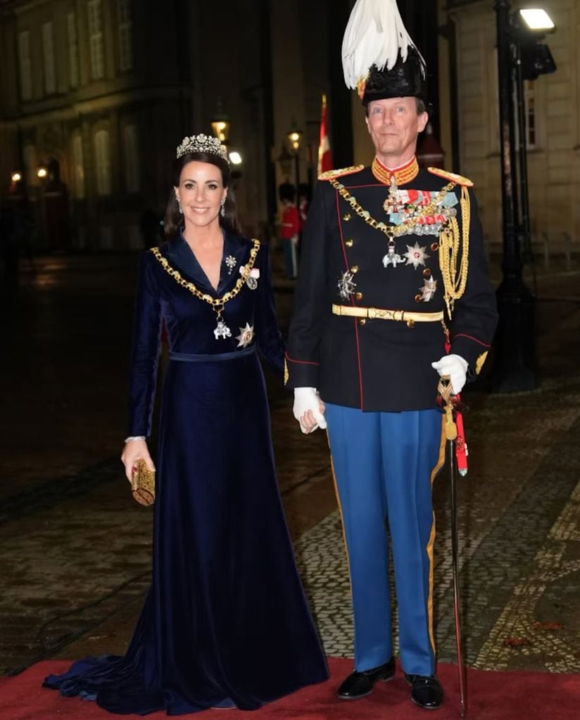 El retrato de Marie de Dinamarca con tiara y vestido de terciopelo