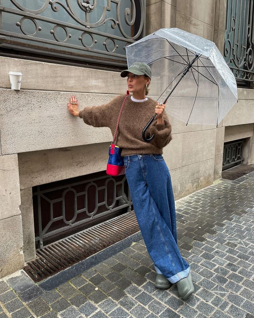 Influencer con paraguas y botas de agua