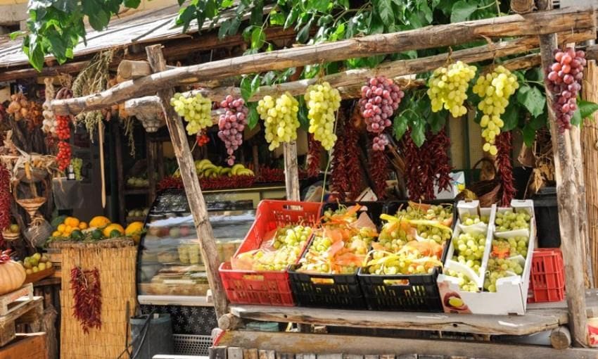 En un paseo por la isla se va recalando en pequeñas tiendas, boutiques, terrazas donde tomar un vino...