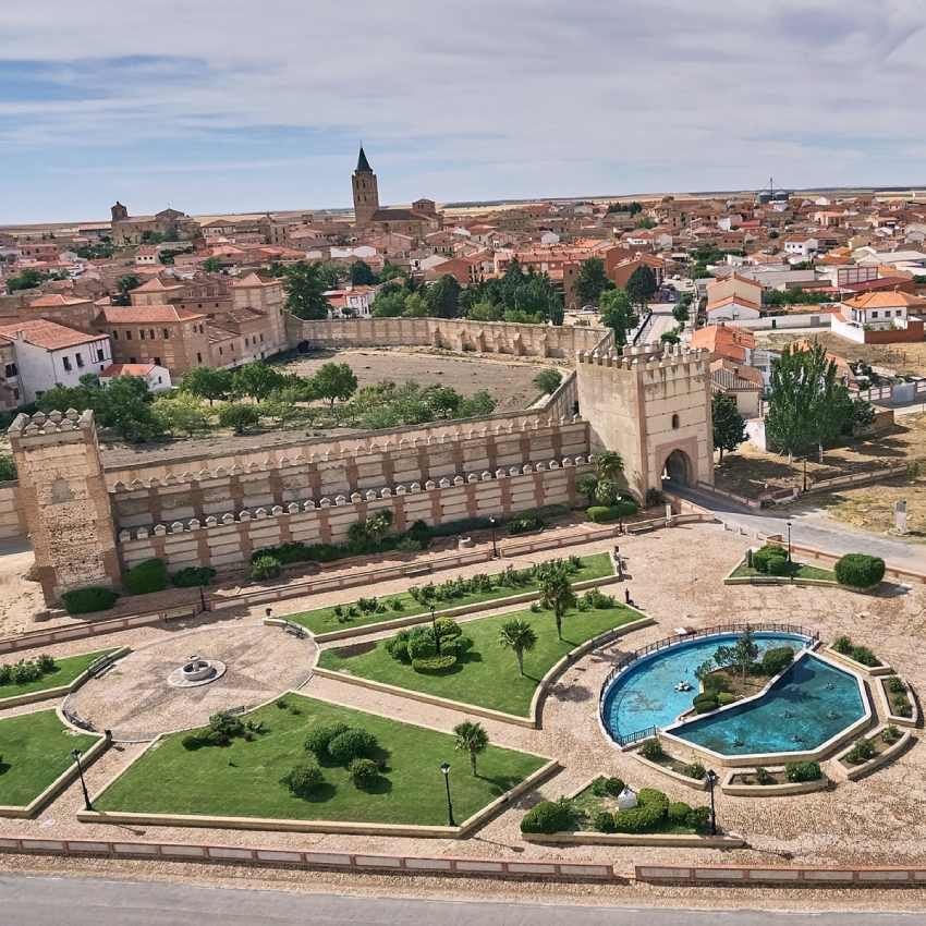 panoramica del pueblo de madrigal de las altas torres en avila