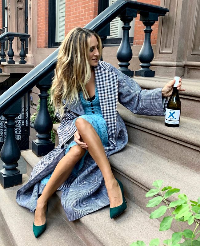 Sarah Jessica Parker con una botella de la línea de vinos que produce