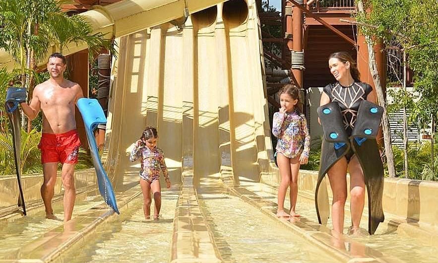 Jacky Bracamontes y sus hijas