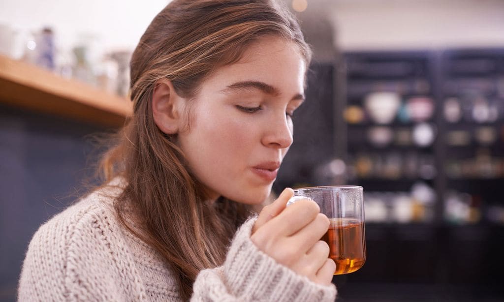 Mujer tomando una infusión